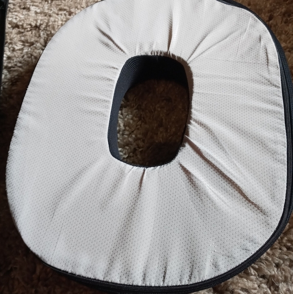 NWT‎ 5 stars United memory foam donut pillow - Picture 4 of 6